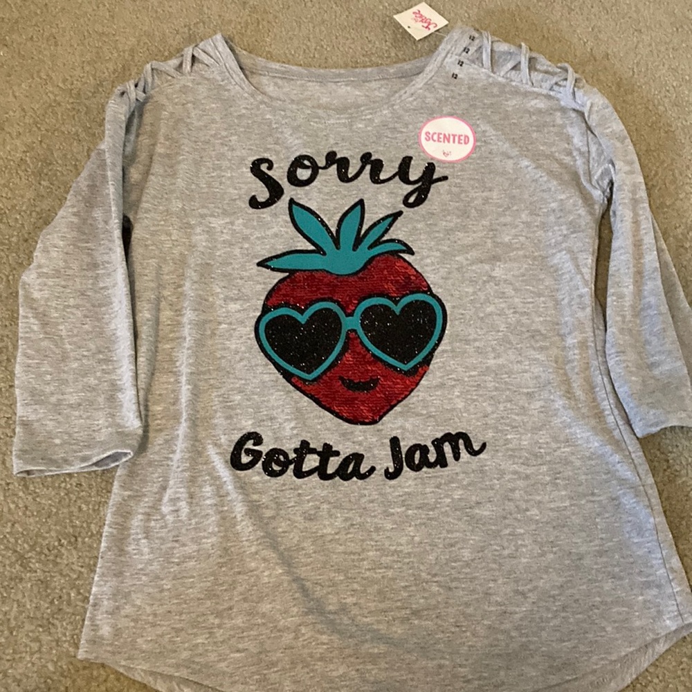 Mid sleeve shirt with reversible and scented strawberry
